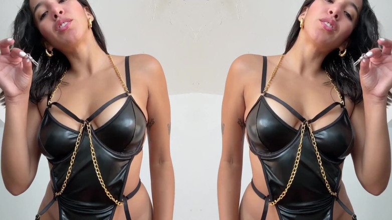 Goddess Alexa femdom: Supplie-moi d’être ton porte-clés, cage de chasteté, taquine le pvc