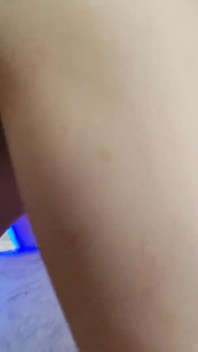性感熟女提供性感的口交。射在嘴里。蛋蛋舔舐和吮吸