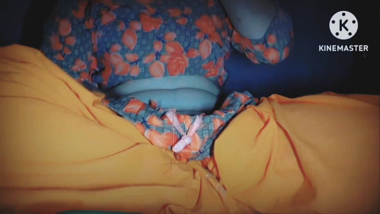 TricolorMusic3: Si Dia melancap di atas salwarnya, membuka pakaian untuk memuaskan...