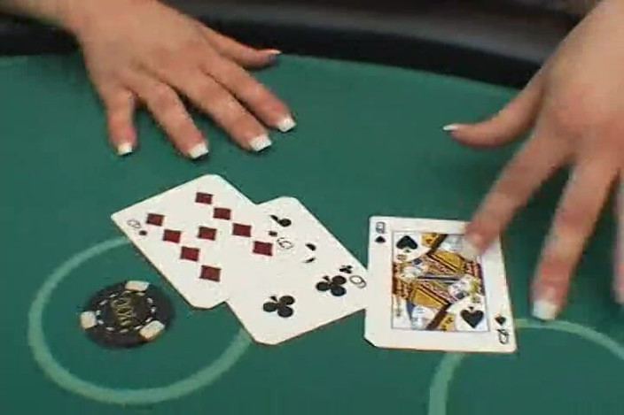 POV JOE: Elisa is verschrikkelijk bij blackjack, maar ongelooflijk bij pikzuigen