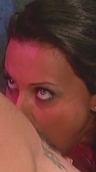 Nadržená brunetka je potěšena robertkem a ptákem