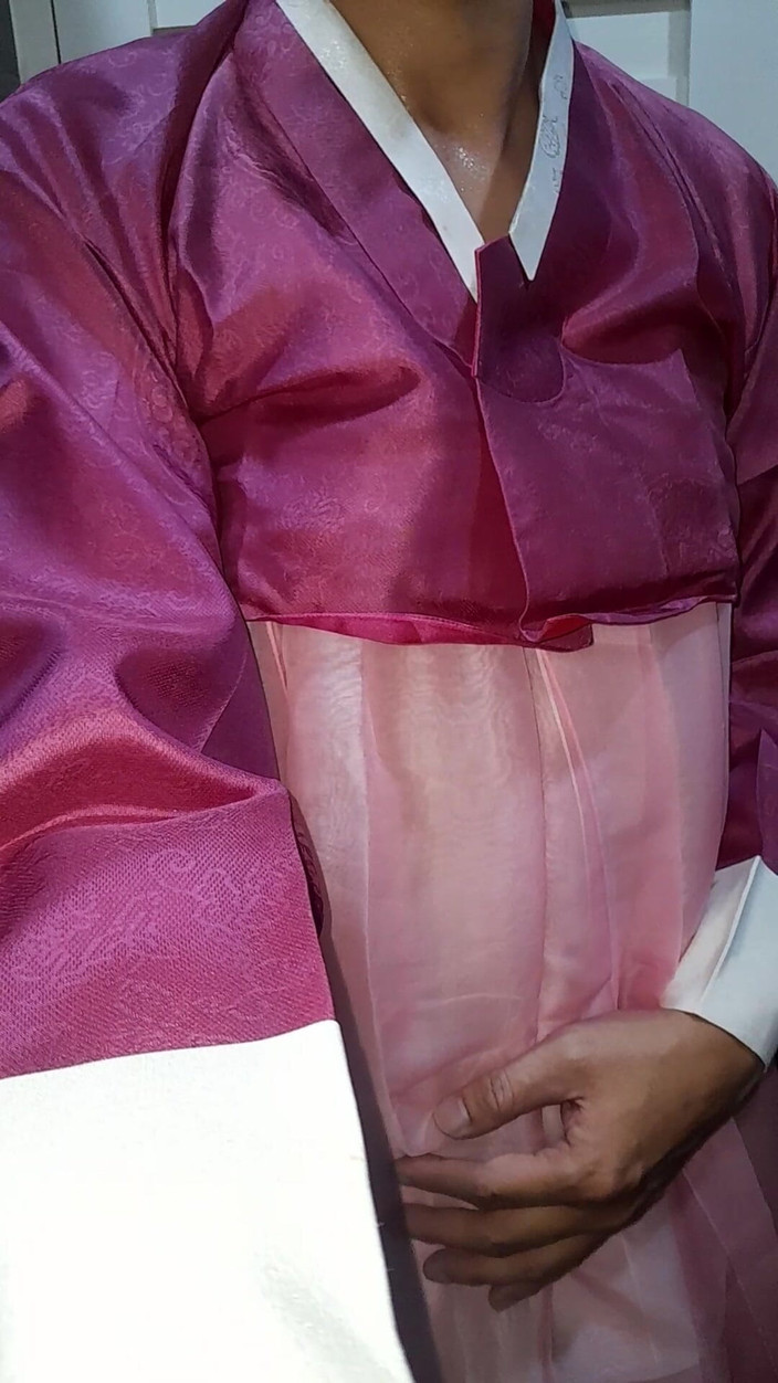 Naomisinka: Travestiet komt klaar in Hanbok Koreaanse traditionele jurk