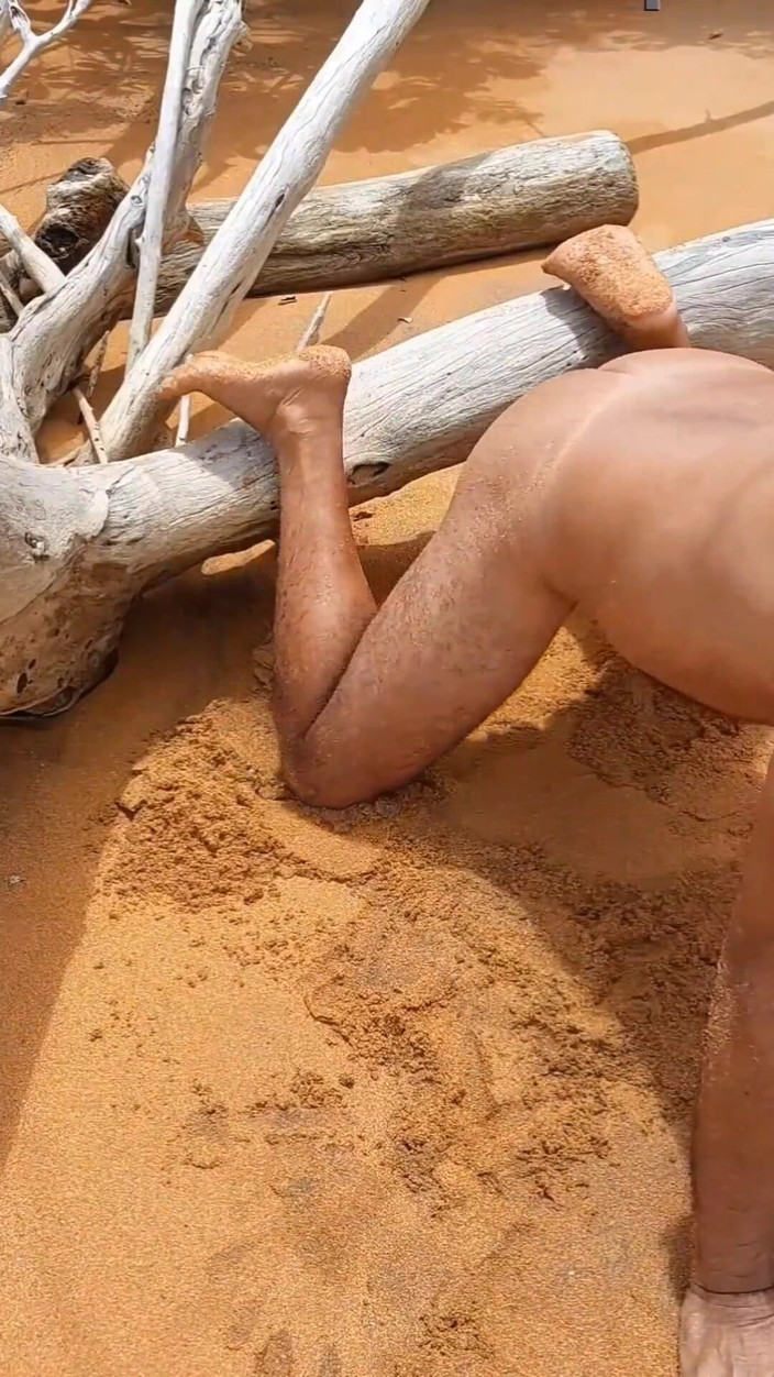 Ladysilvas: Ladysilva在海滩上赤身裸体，她会用性感的棕褐色线条插我热辣的屁股