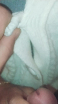 Mamă sexy care vine să curețe casa se dezbracă și îi oferă o muie și își fute pizda