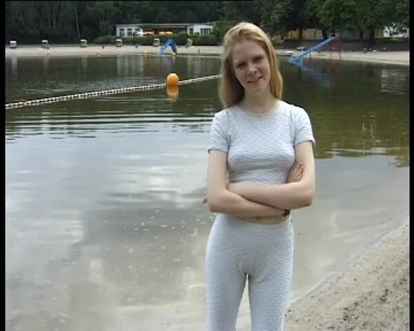 YOUR FIRST PORN: Nancy, o fată cu pistrui