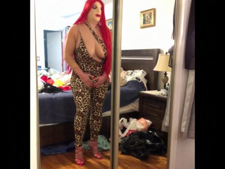 Deanna Doll: Deanna CD Docka i en sexig öppen skuren klyvning jumpsuit