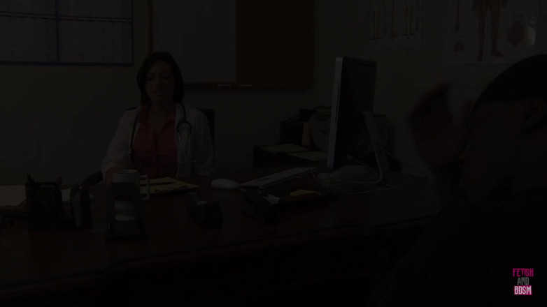 Fetish and BDSM: Lekarz z ogromnymi fałszywymi piersiami dostaje swoją pacjentkę z getta...