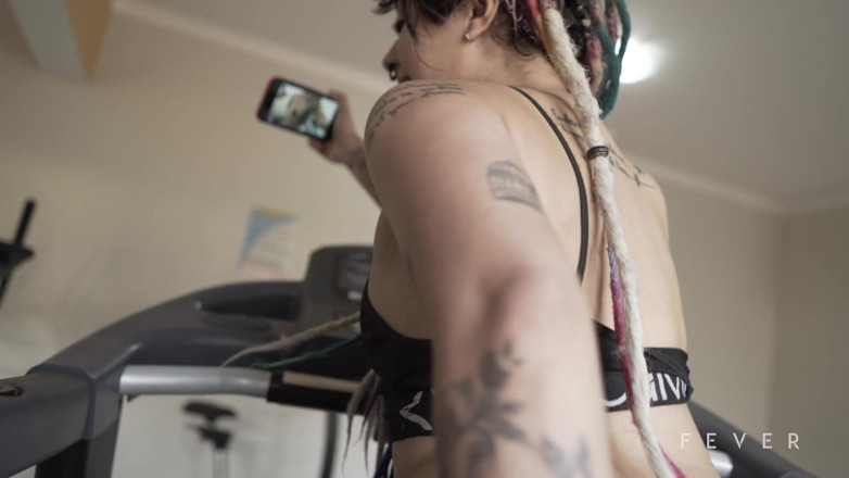 Fever Films: Heiße brünette masturbiert im fitnessstudio (Fever films)