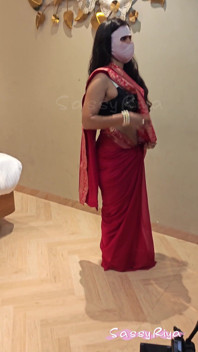 Sassy Riya purtând Saare