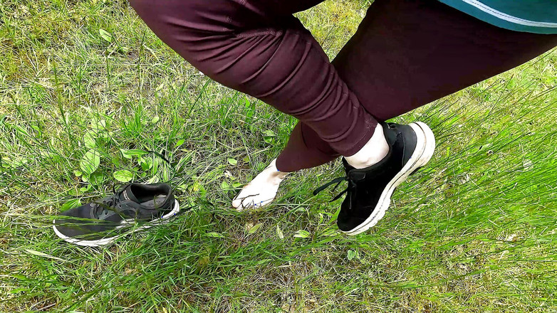 Bouncy Tits Action: 숲에서 벌거벗은 가슴에 500