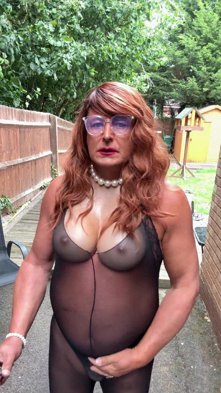 Kellycd2022: Crossdresser sexy Kellycd2022 în costum de pisică și tocuri cu ciorapi negri