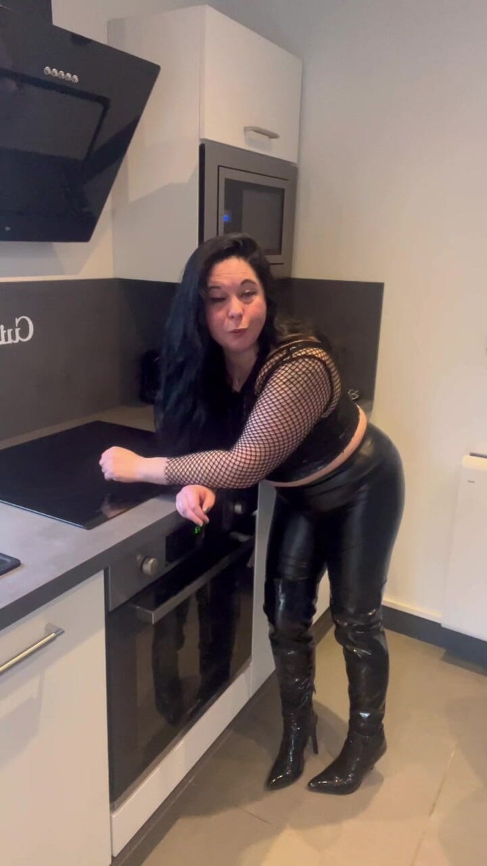 Maitresse Clara: अपने छोटे से लंड का अपमान