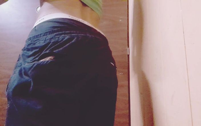 Sexy gay show: Pertunjukan webcam mudaku sambil bermain dengan tubuhnya Matahari mencerminkan tubuhku...