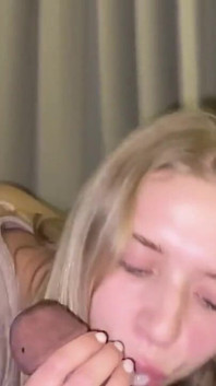 18-jährige zierliche blondine mit schlampigem bbc-sperma bedeckt