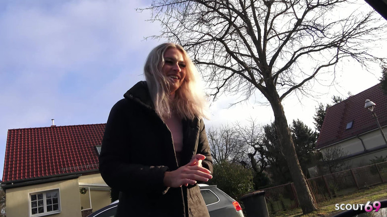Scout69: 공공 장소에서 차에서 위험한 섹스하는 독일 금발 소녀 Lisa