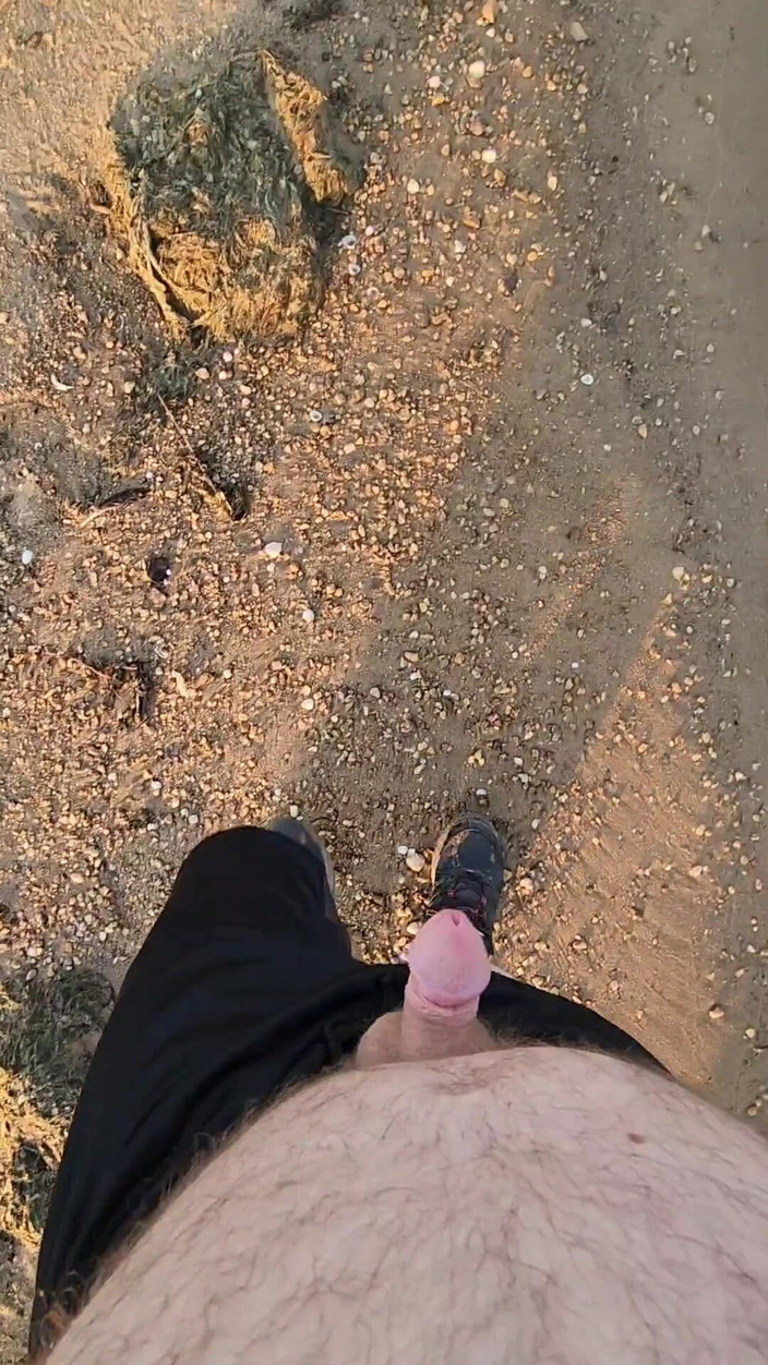 Djk31314: Aku lagi asik muasin memekku sendirian di pantai