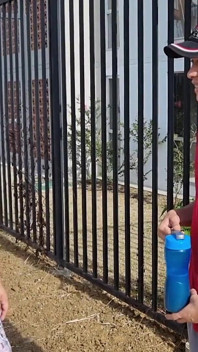 Zwangere vrouw heeft snelle seks met haar buurvrouw op de trap van haar gebouw - Savannah Watson