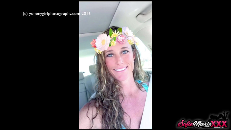 Sofie Marie: Stoute milf Sofie Marie maakt snaps en heeft plezier in...
