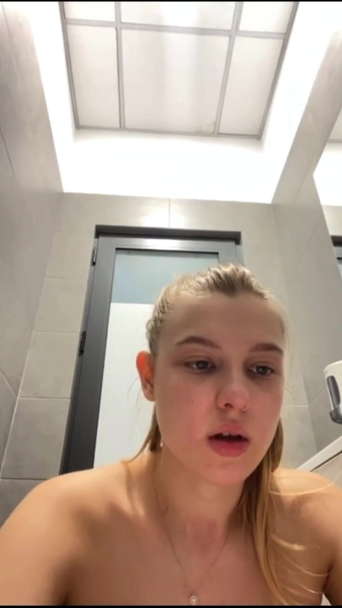 JuiceLussie: Squirting in the Fitting Room