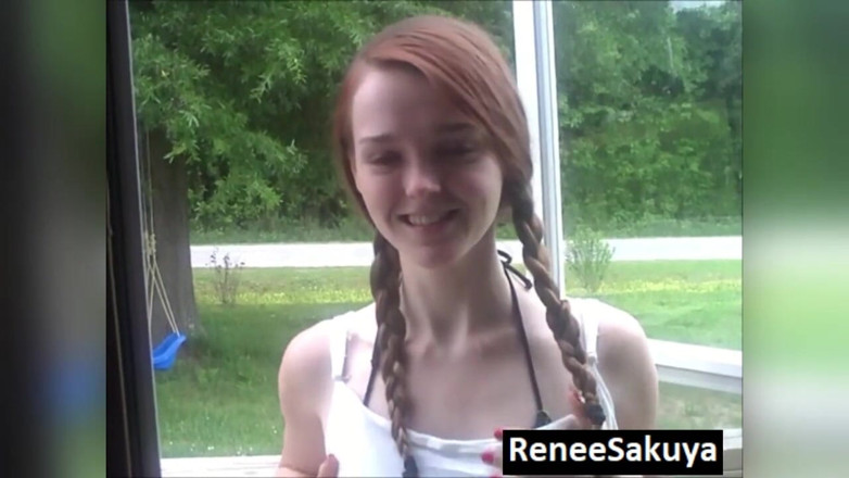 Renee Sakuya: Студентка ловить, як ти дрочиш на її фотографії