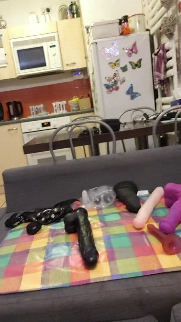 Lucy Essex CD: Kadın kılıklı Lucy Bekaret Kemeri'nde kilitliyken 8 inçlik dildoyla oynuyor