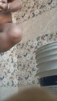 Me aaj mosi ke ghar par nahane gai