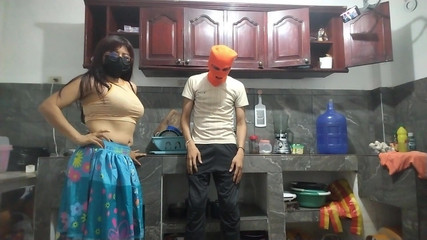 NEGRITA SEXY: 我们和我的继妹说话，然后我开始幻想她