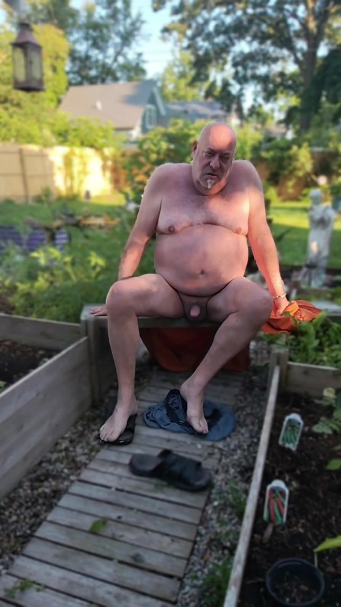 beardaddychub: Užívám si můj dvorek - nahý!