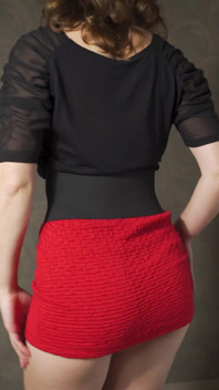 Unter dem rock tanzen im engen kurzen kleid