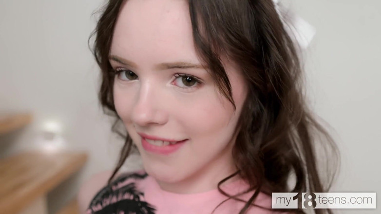 My 18 Teens: My18teens - drobna dziewczyna lalka Dakota bawi się swoją ciasną cipką