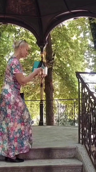 Amatör blond mogen fru tycker om oralsex i en bil