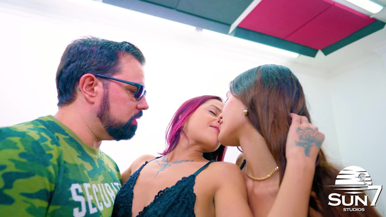 Sun7: Après S’être Exhibé, Mon Amie Sexy a Rejoint Notre Fête...