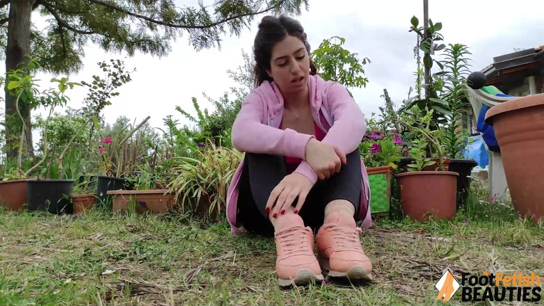 Foot Fetish HD: Sexy trainer Vale Rovski laat ons zien hoe we in...