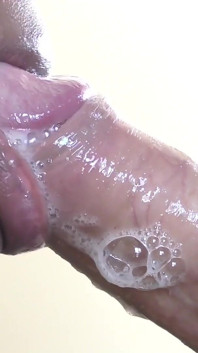 La bocca vogliosa dell'ebano è piena di sperma e lei ingoia