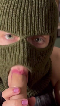 Udělal hluboké nedbalé kouření s deepthroat, dvakrát se vystříkal