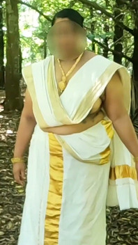 Mundu si cewek bugil gaya kerala lagi pamer tubuh bugilnya di luar ruangan.