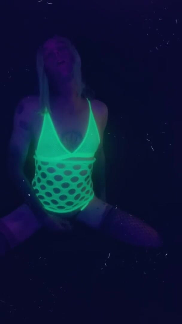 CarmenMelatonin: Sexy Party Gurl wants to be fucked