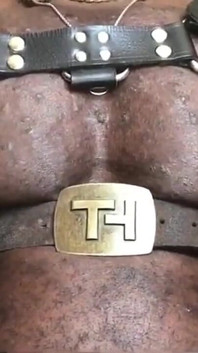 Tetas con cinturones verbales juegan con humo y sesión de bate