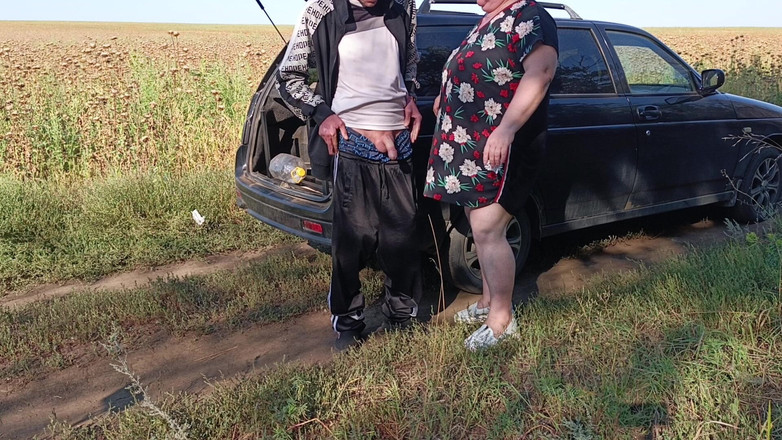 Zona901: Il vicino tiene il mio cazzo mentre faccio la pipì...