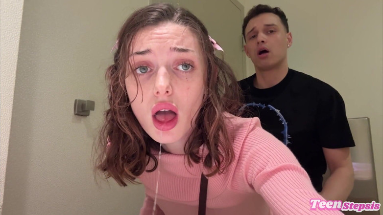 Teen StepSis: Daisy liebt es, in einer mall-badezimmer zu ficken