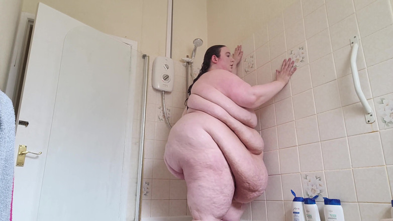 SSBBWLadyBrads: Duşta sallıyor ve çamaşır yıkıyor