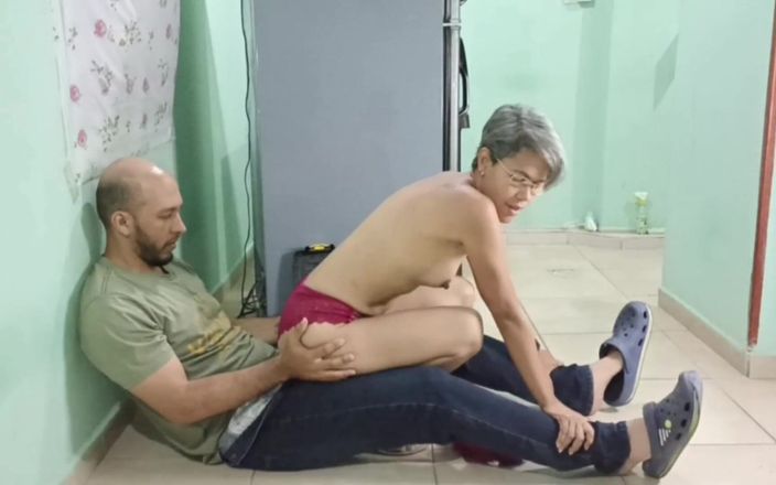 Swingersamateur40: Złapał moją przyrodnią siostrę w pobliżu lodówki i skończył na...