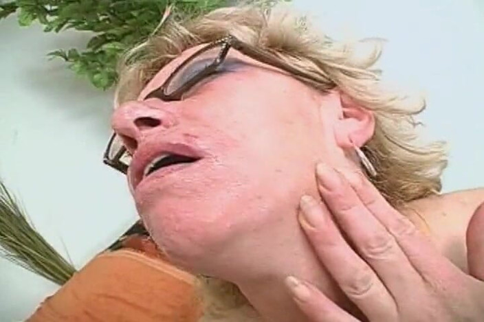 Mature Climax - 100% Mature Videos: Mature Lady Want's a Young Dick Inside Her