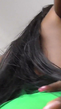 Jocul cu curul cu nailon al negresei Barbie Estrella. VEDERE LA PERSOANA 1 stând pe față!