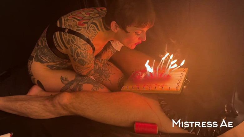 MistressAe: ฉลองวันเกิด CBT แผ่นไม้ เข็มและเทียนจุดไฟ