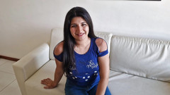 Latinascachondas: Brunetka nastolatka ssie penisa w pierwszy dzień pracy