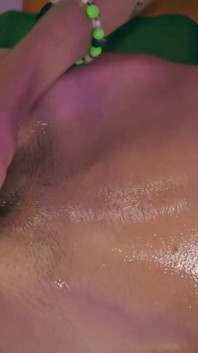 Sexy hubená Twink Magic C honí jeho velkého ořezaného ptáka olejem střílí tlustou nálož spermatu