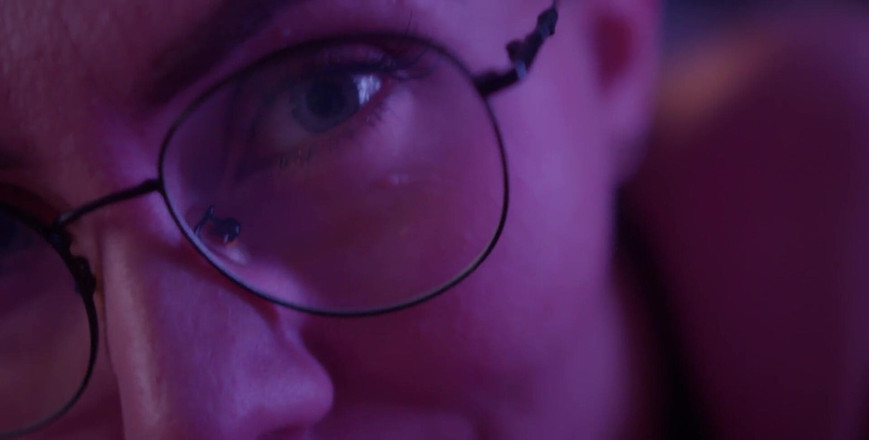 Muddy pussy: 不安分的女人吮吸她男人的鸡巴