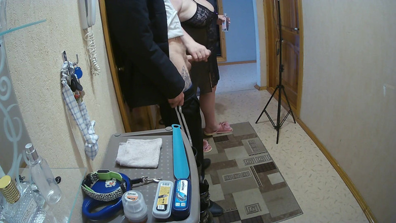 Zona901: A friend jerks off my cock in the front room