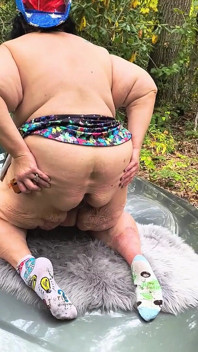 Deixe-me acertar uma coisa porque essa puta bowlegged cavalgando no capô, ela é boa